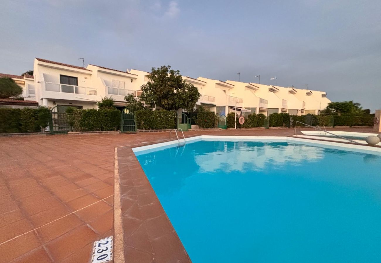 Bungalow en San Bartolomé de Tirajana - Click&Guest - Pool View Terrace in Maspalomas